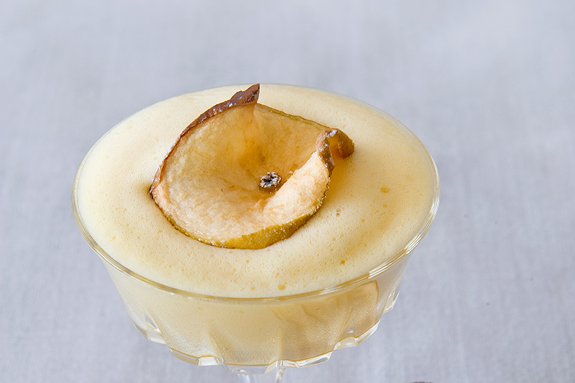 Appelsabayon met gedroogd appelschijfje in coupe